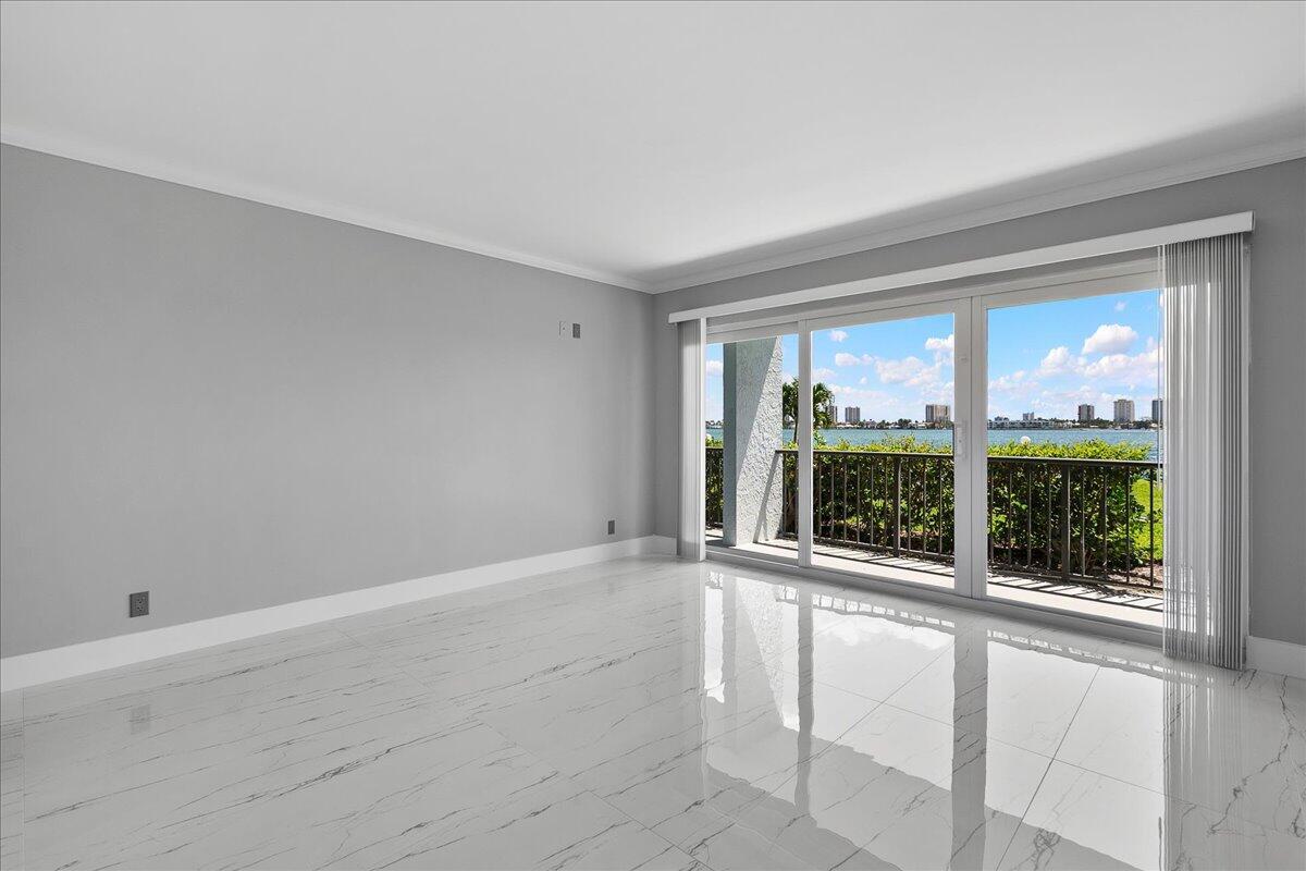 3040 Lake Shore Drive 101