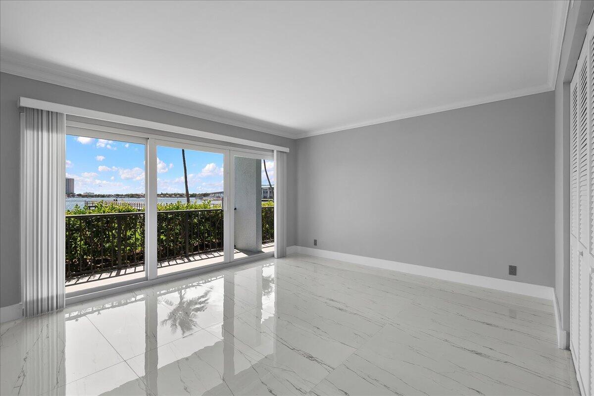 3040 Lake Shore Drive 101