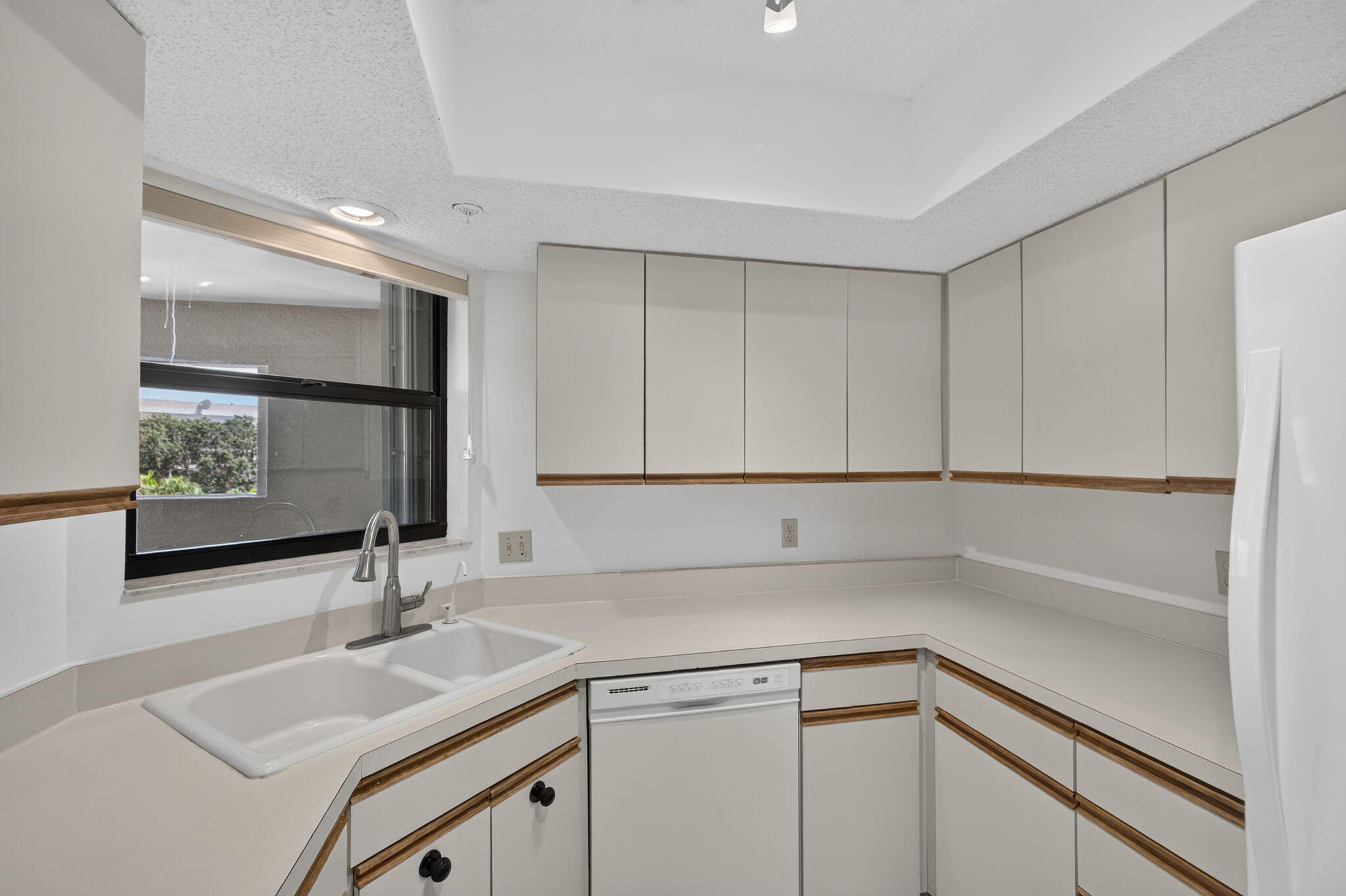 700 Uno Lago Drive 403