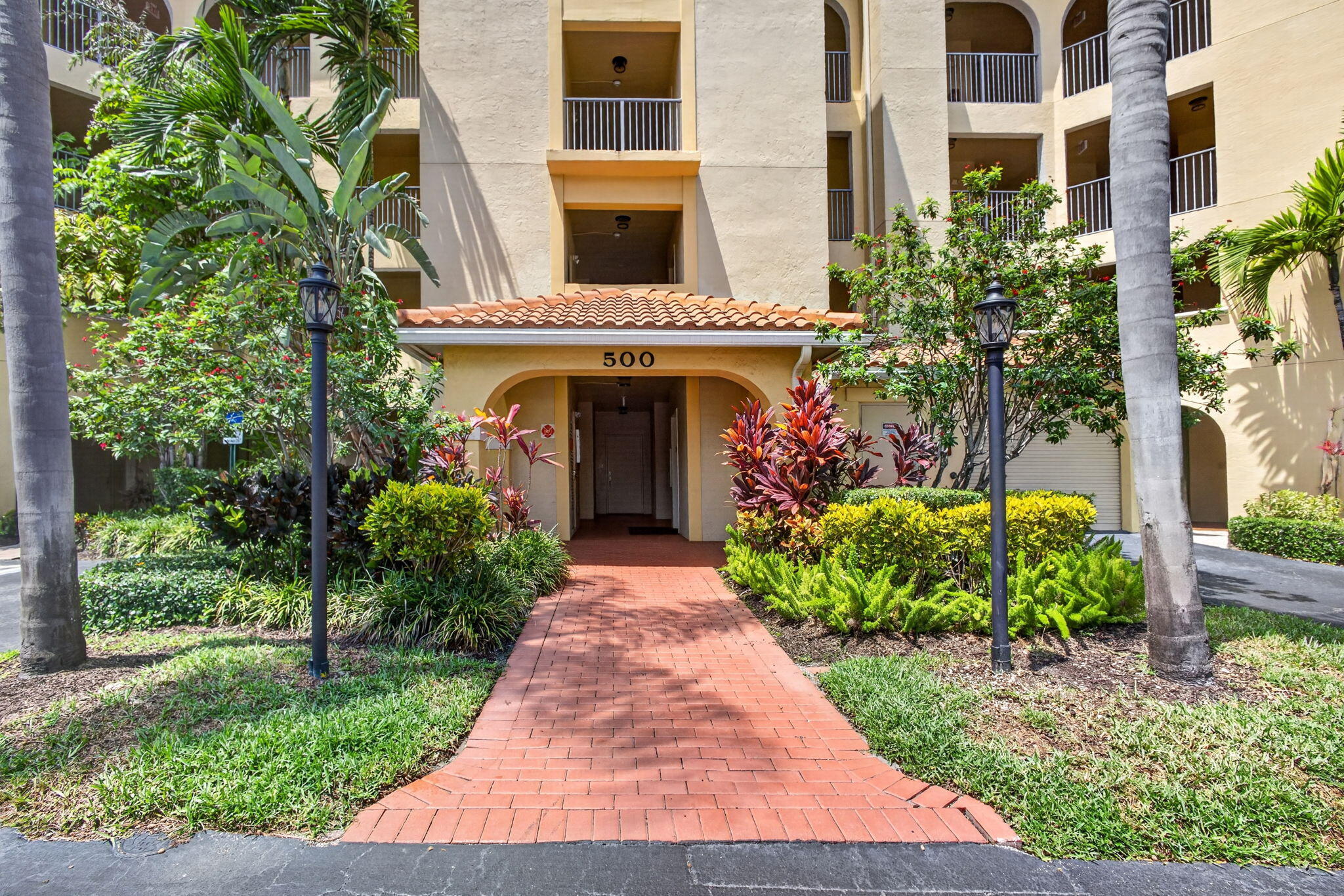 500 UNO LAGO Drive 201