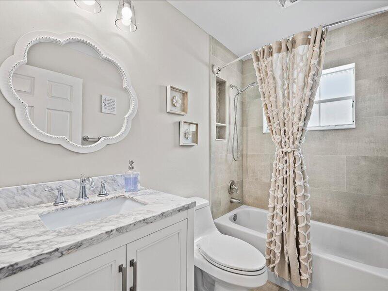 237 W MOCCASIN Trail W