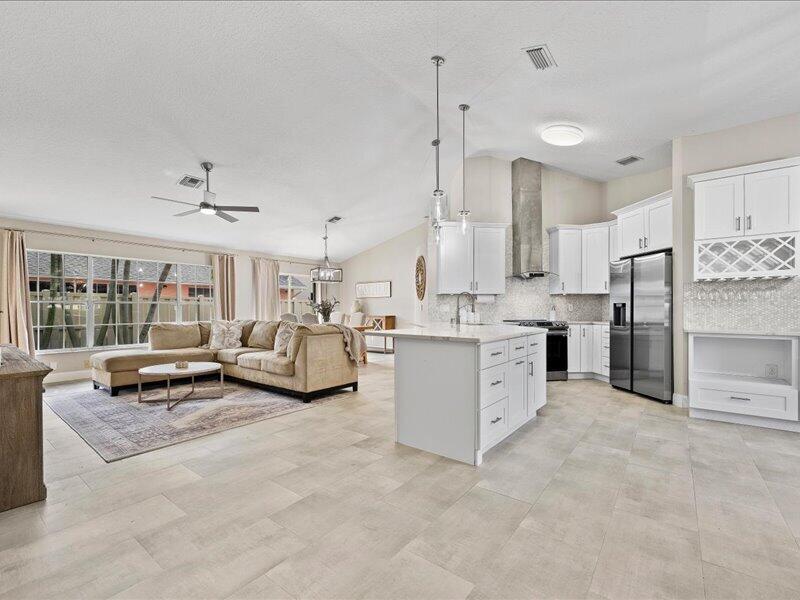 237 W MOCCASIN Trail W