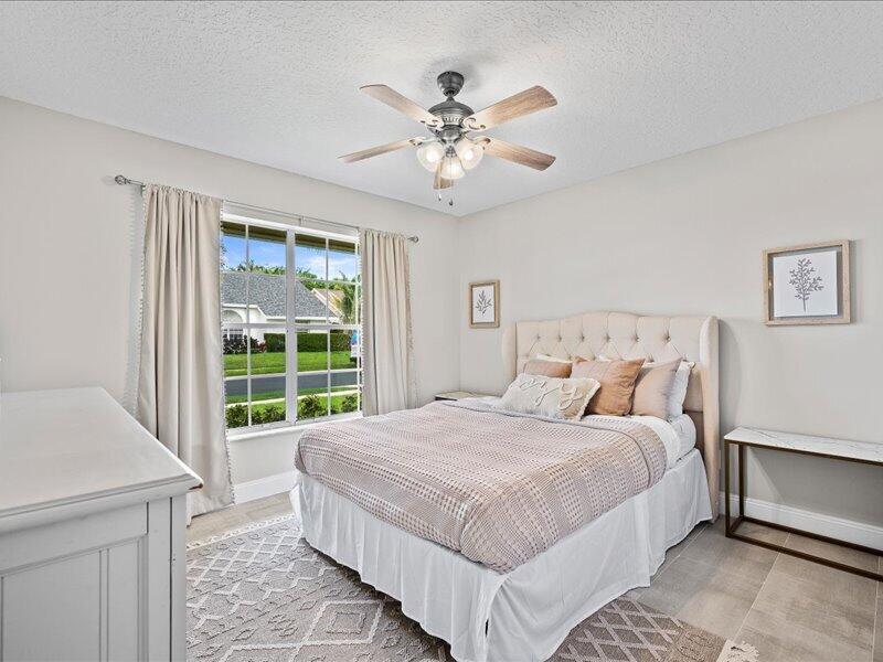 237 W MOCCASIN Trail W