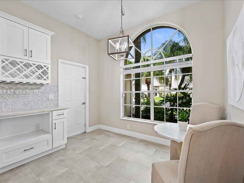 237 W MOCCASIN Trail W