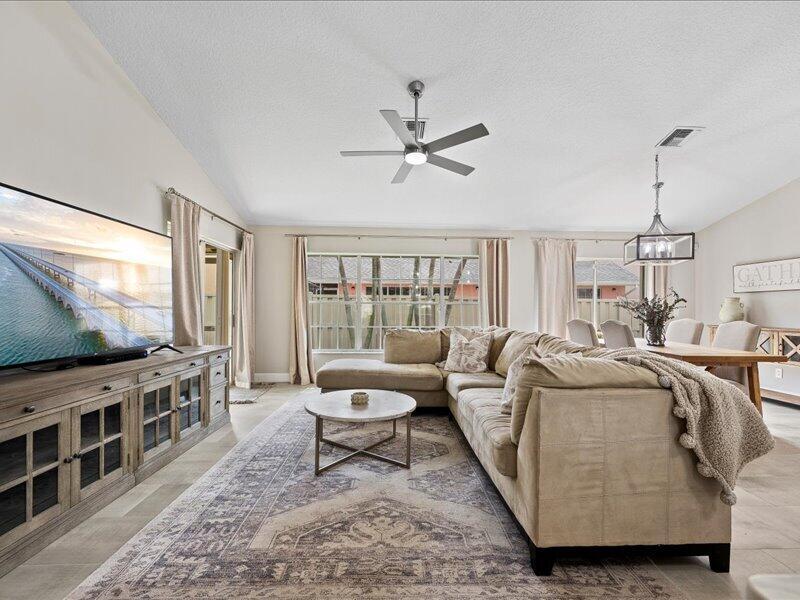 237 W MOCCASIN Trail W