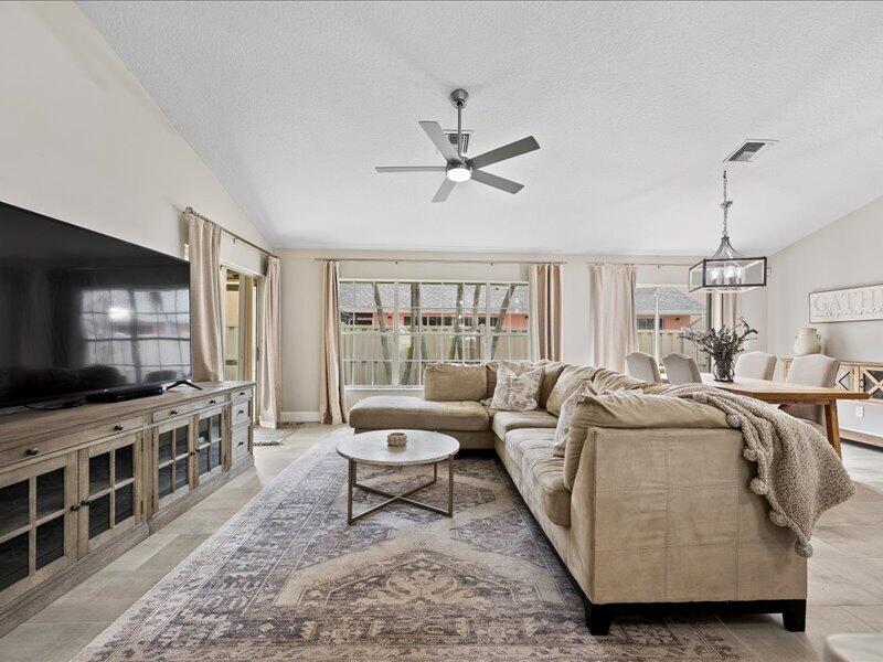 237 W MOCCASIN Trail W