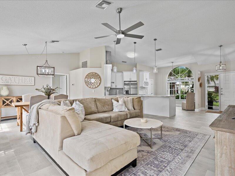 237 W MOCCASIN Trail W