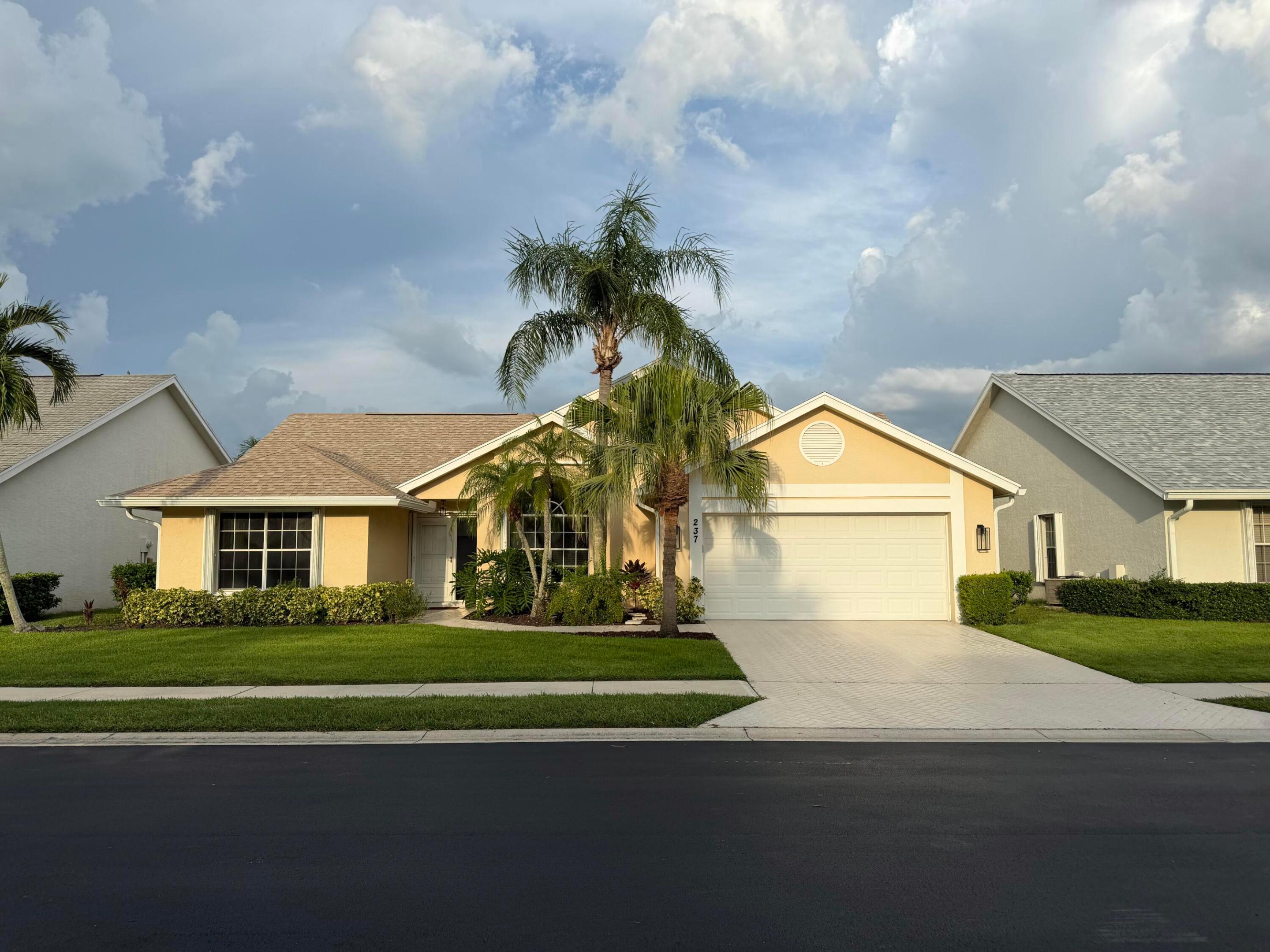 237 W MOCCASIN Trail W