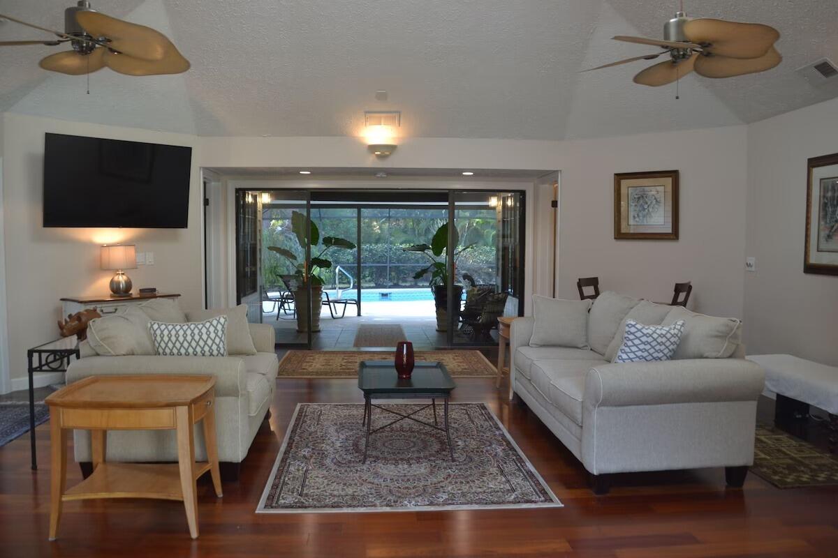 1251 SW Carl Metz Lane