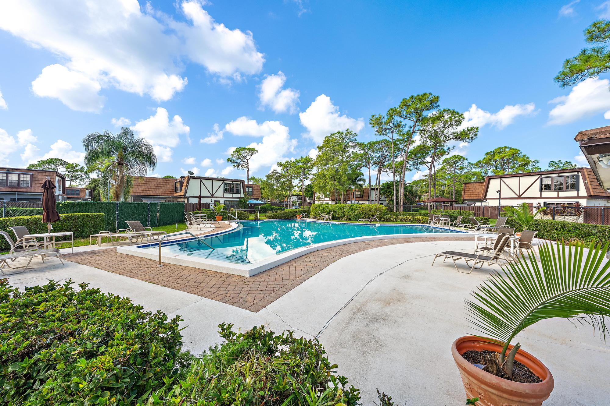 148 WEYBRIDGE Circle C
