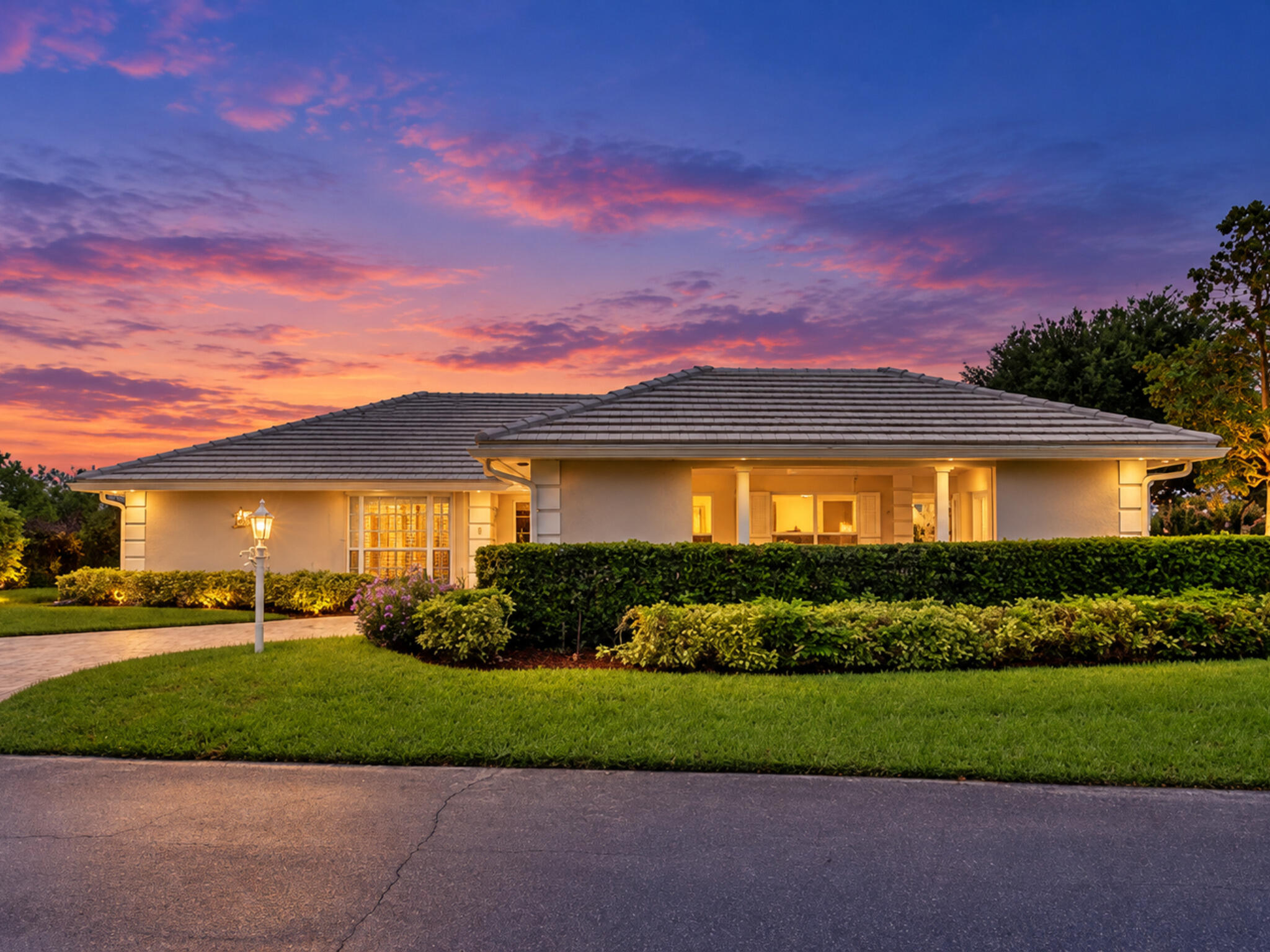 442 FRENCH ROYALE Circle