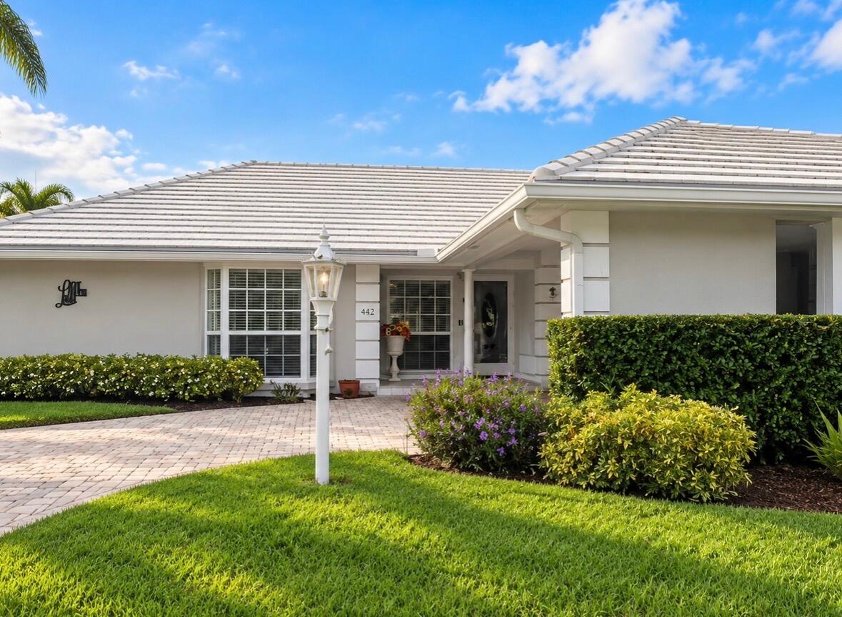 442 FRENCH ROYALE Circle