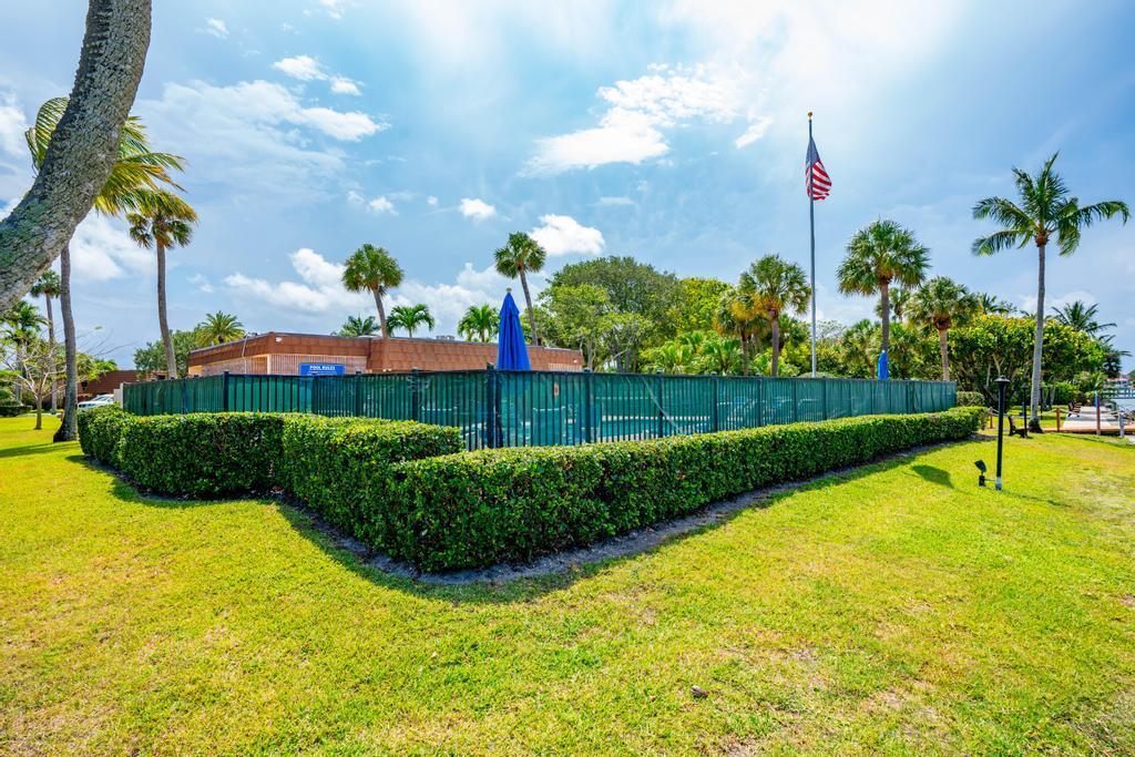 825 Center Street 30b