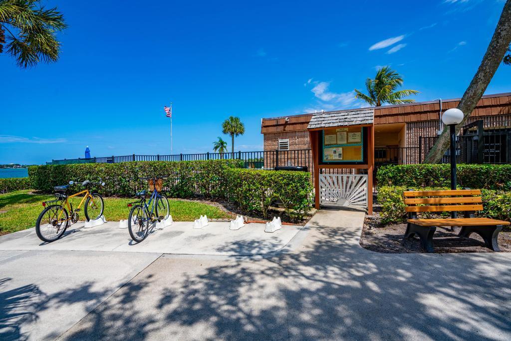 825 Center Street 30b