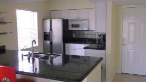 1060 Lake Shore Drive 204