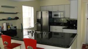 1060 Lake Shore Drive 204