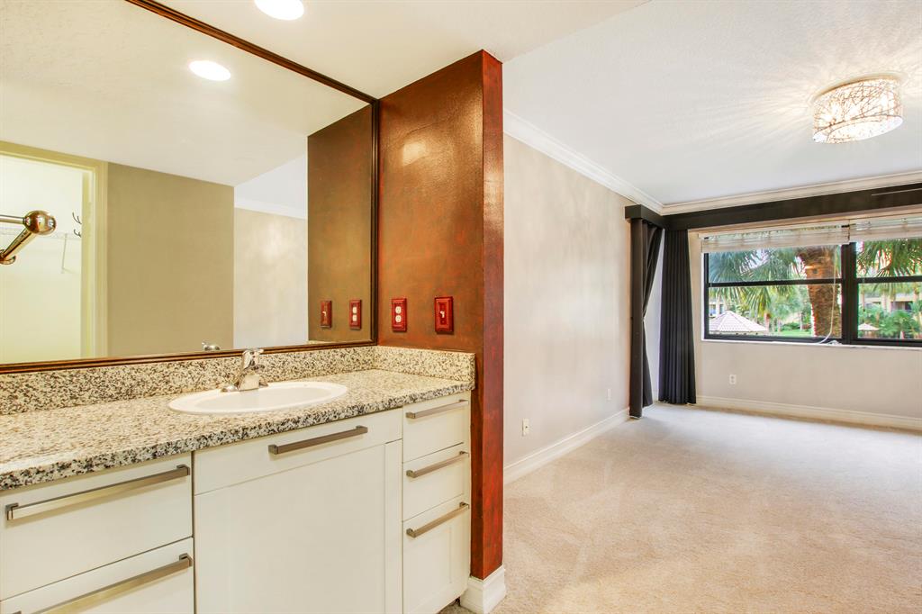 600 Uno Lago Drive 204