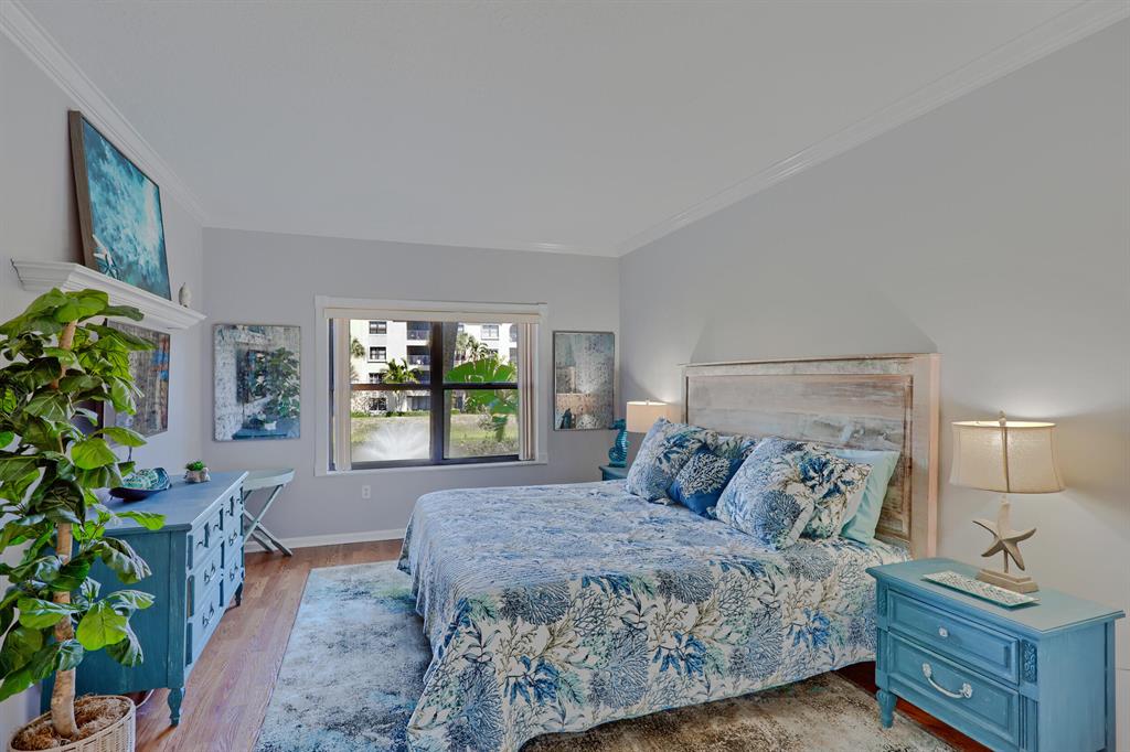 400 Uno Lago Drive 204