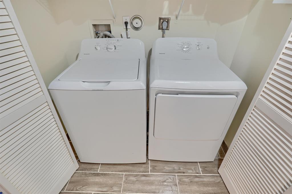 400 Uno Lago Drive 204