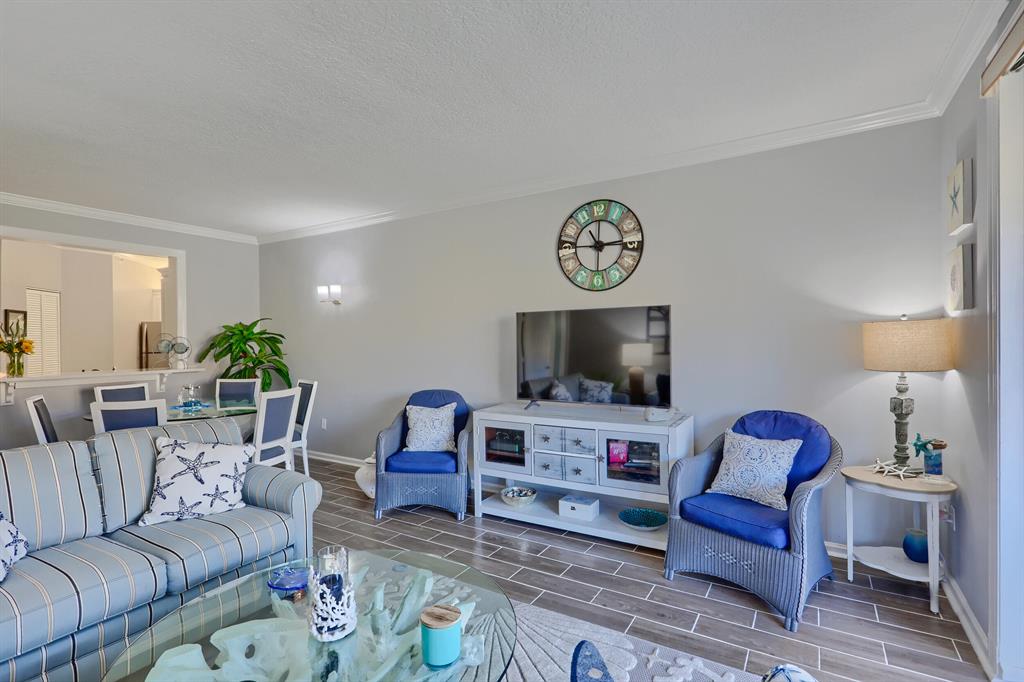 400 Uno Lago Drive 204