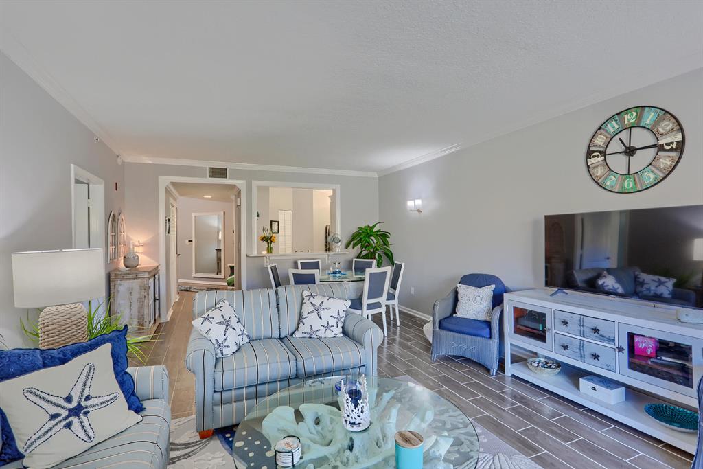 400 Uno Lago Drive 204