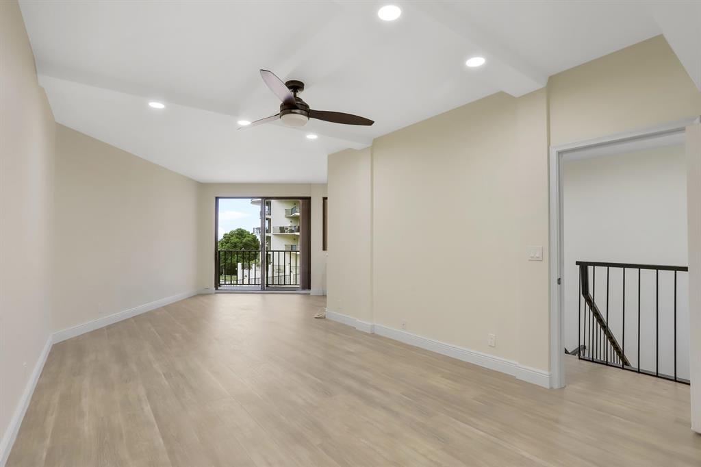 1035 S Federal Highway 208