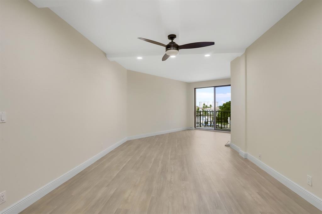 1035 S Federal Highway 208