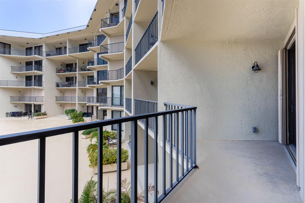 1035 S Federal Highway 208