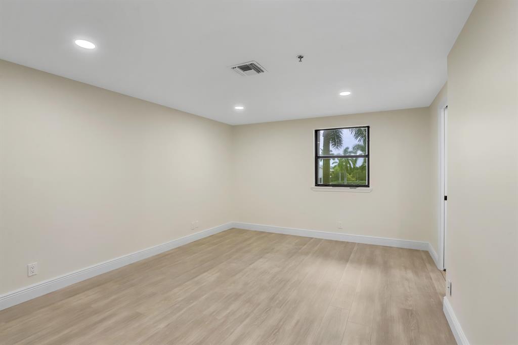 1035 S Federal Highway 208