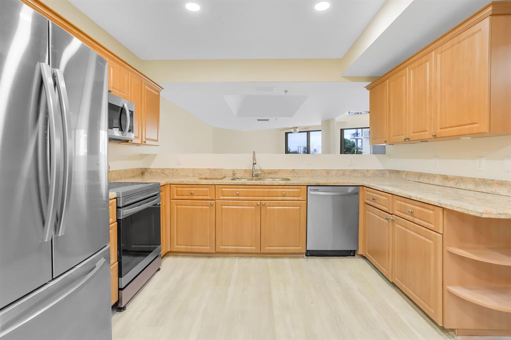 1035 S Federal Highway 208
