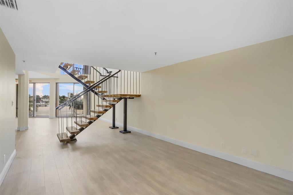 1035 S Federal Highway 208