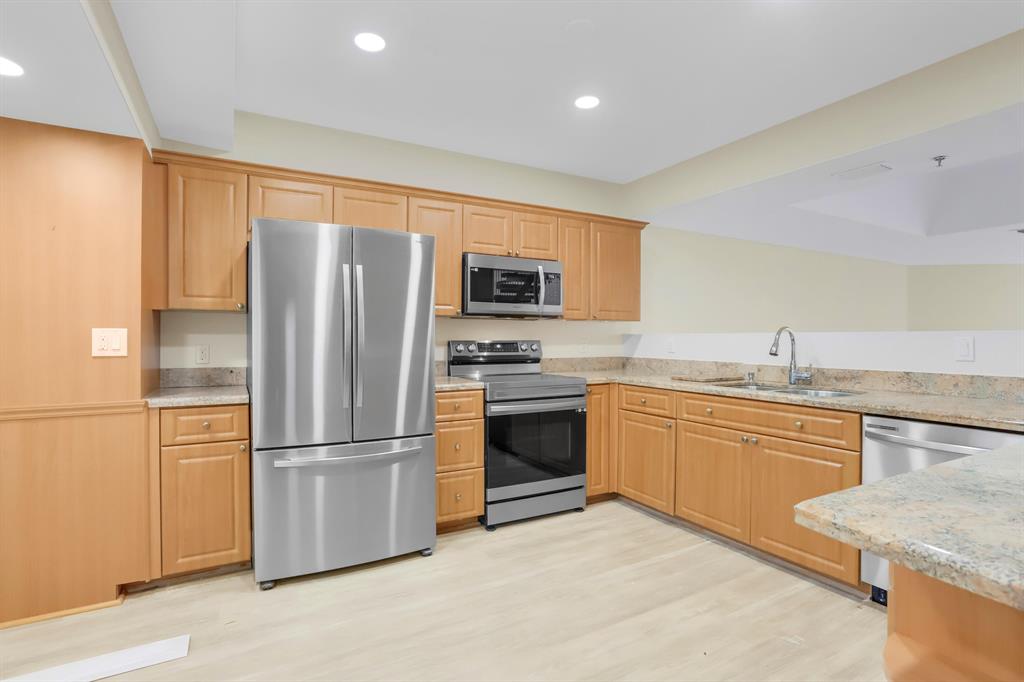 1035 S Federal Highway 208