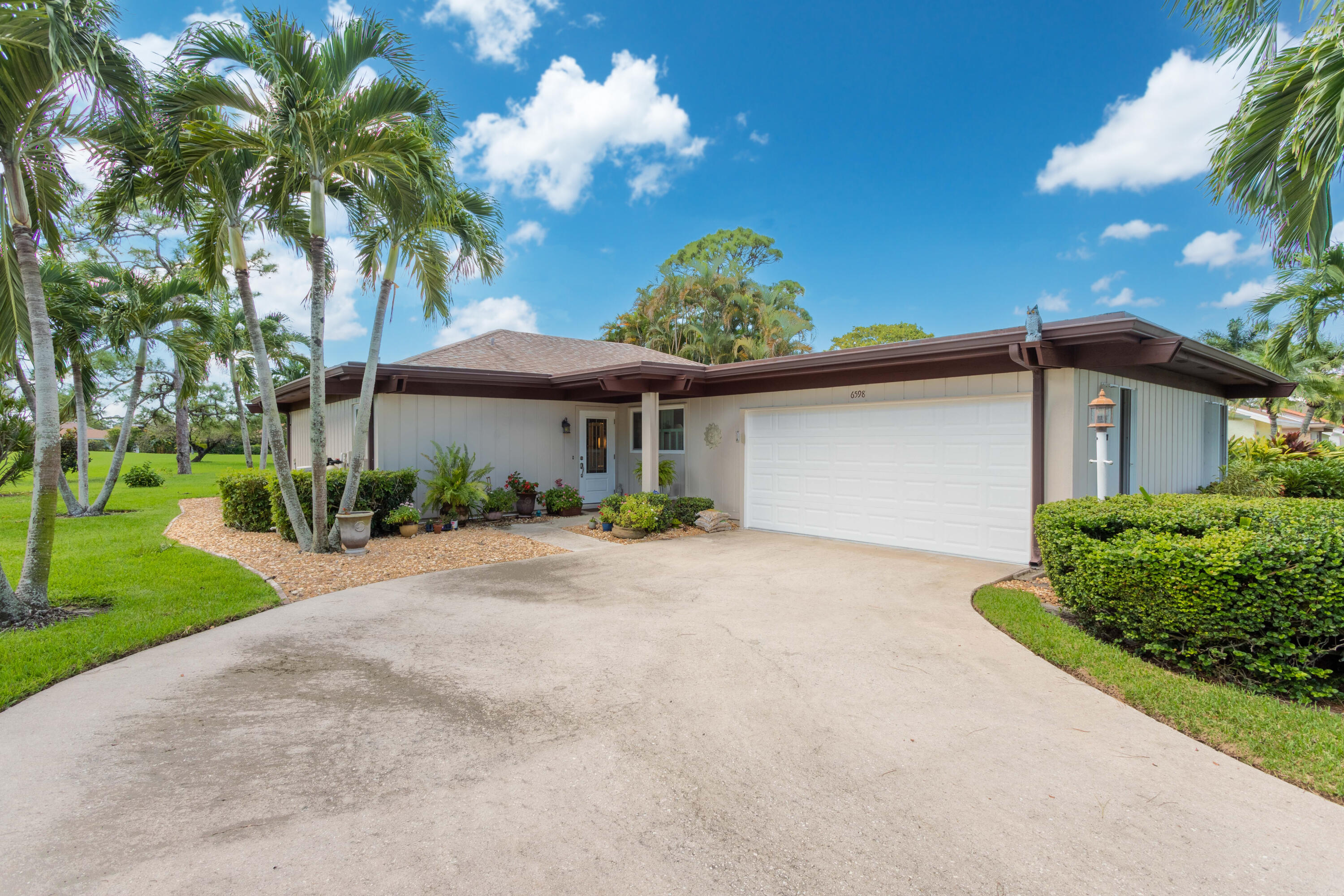 6598 Eastpointe Pines Street