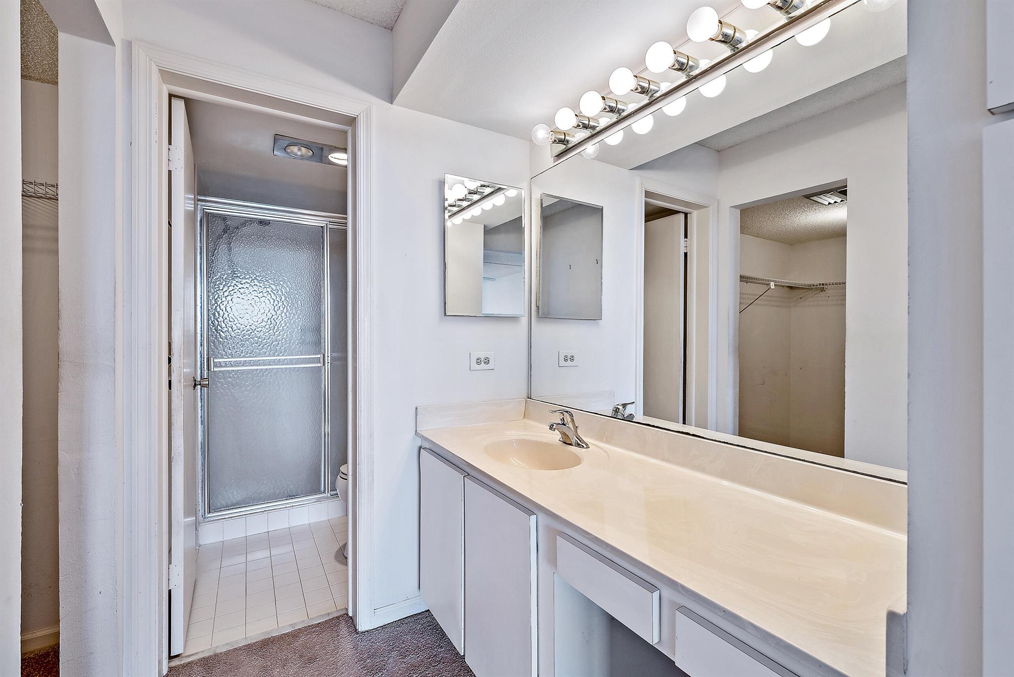 136 Lakeshore Drive 511