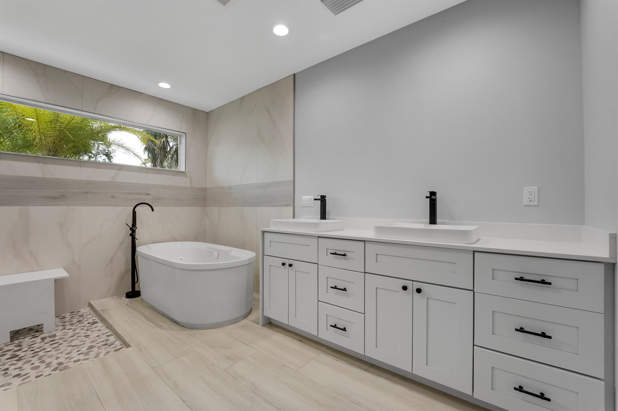 17100 Hamlin Boulevard