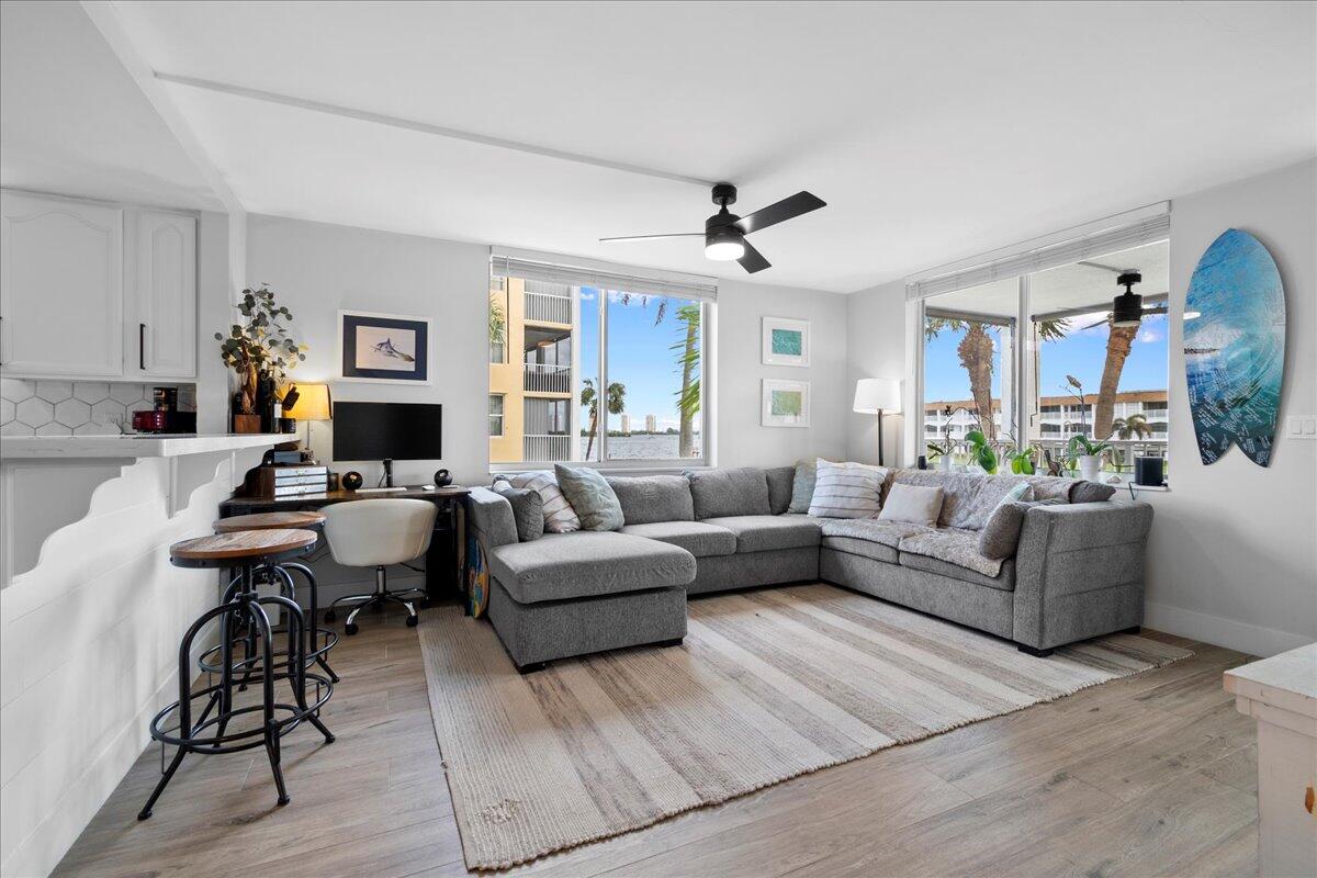 104 Paradise Harbour Boulevard 215