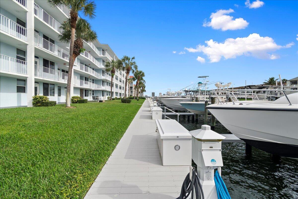 104 Paradise Harbour Boulevard 215