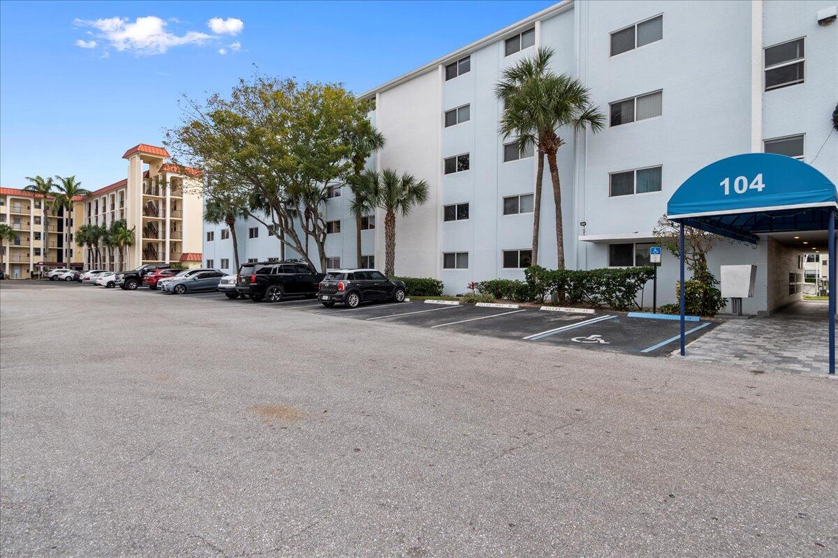104 Paradise Harbour Boulevard 215