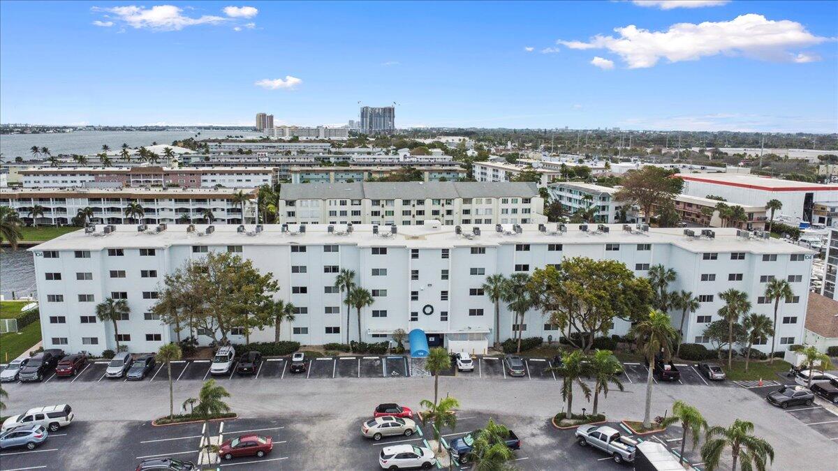 104 Paradise Harbour Boulevard 215