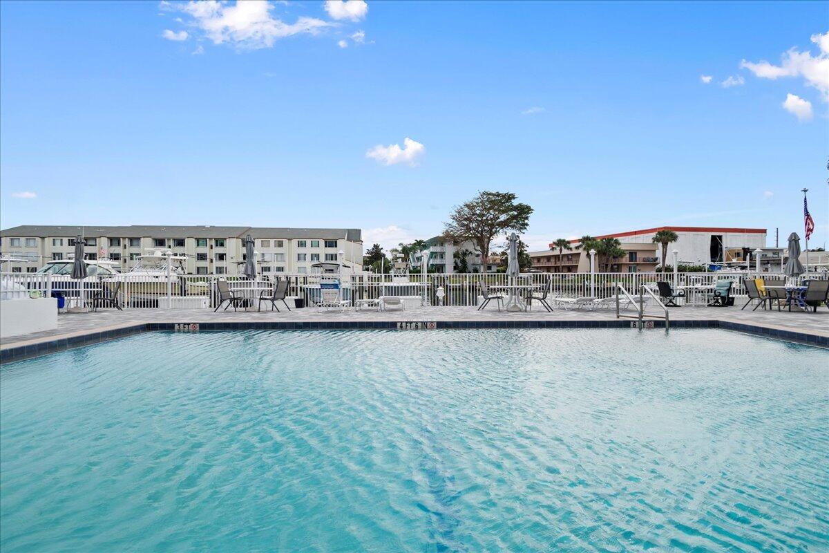104 Paradise Harbour Boulevard 215