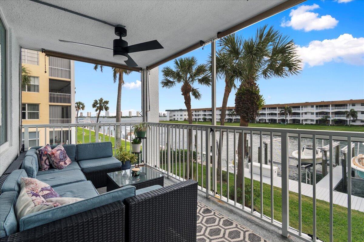 104 Paradise Harbour Boulevard 215