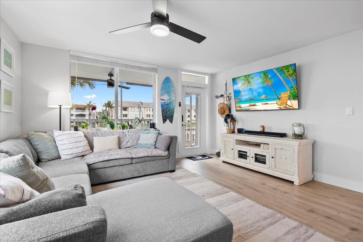 104 Paradise Harbour Boulevard 215