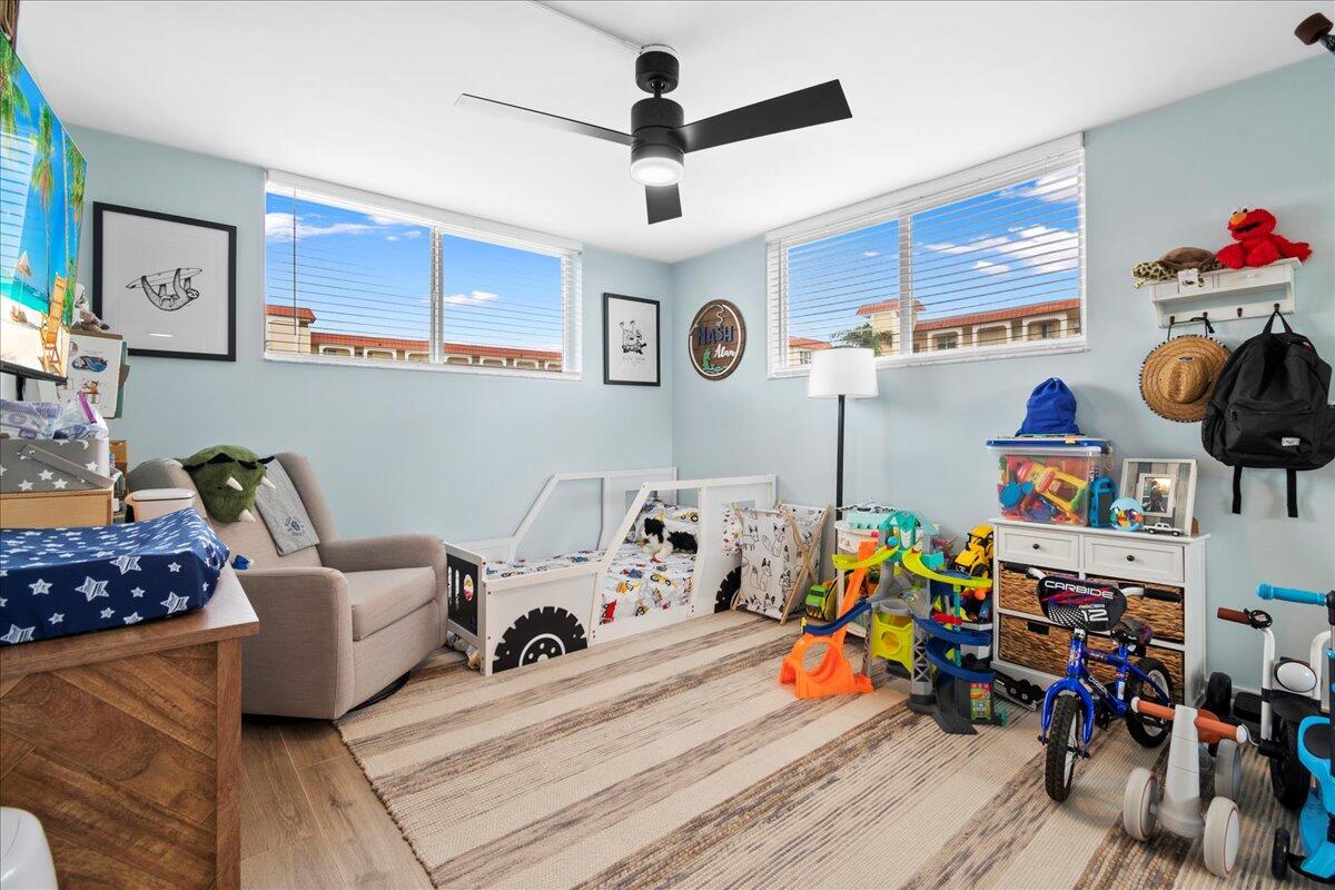 104 Paradise Harbour Boulevard 215