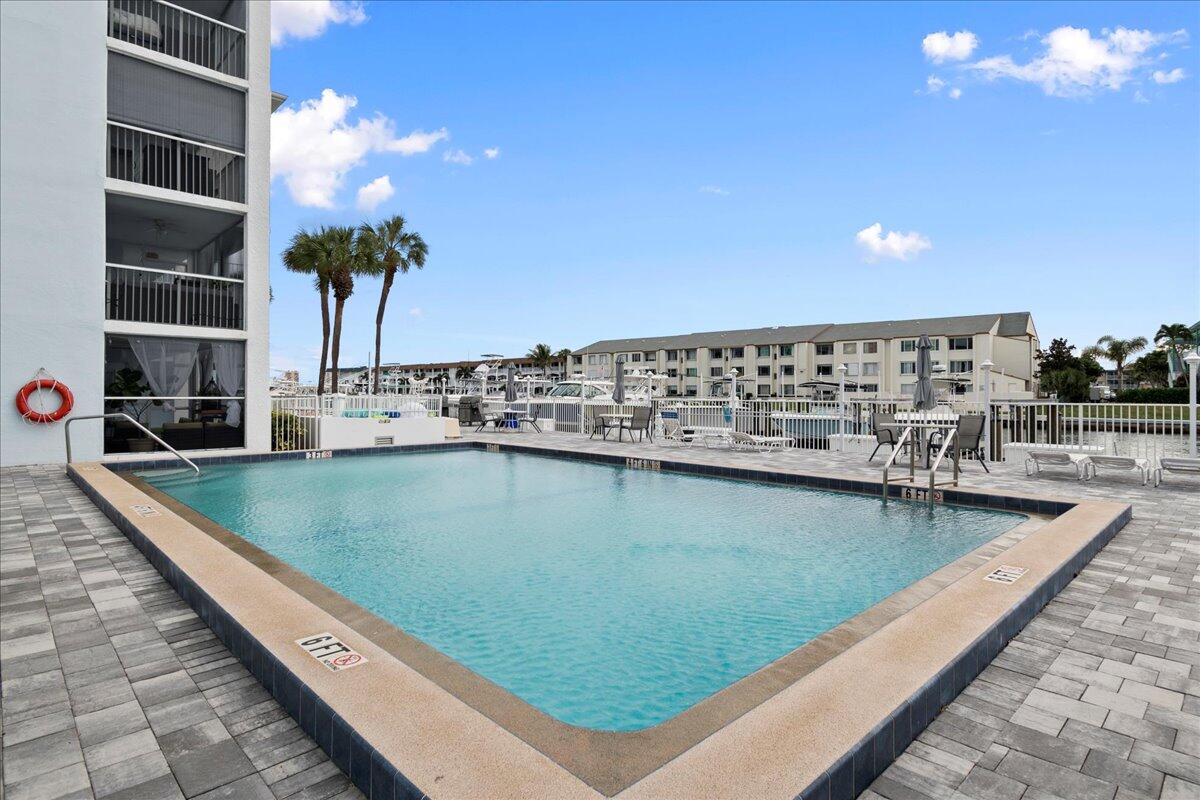 104 Paradise Harbour Boulevard 215