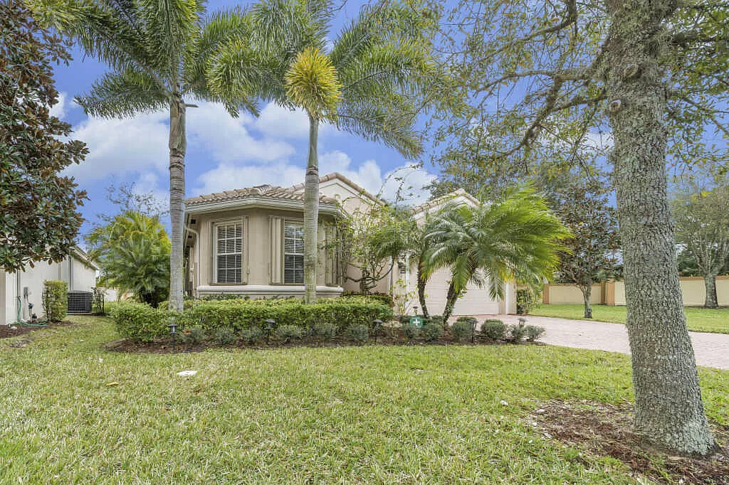 1476 SE Legacy Cove Circle
