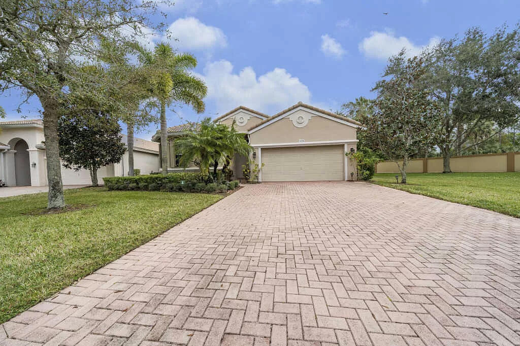 1476 SE Legacy Cove Circle