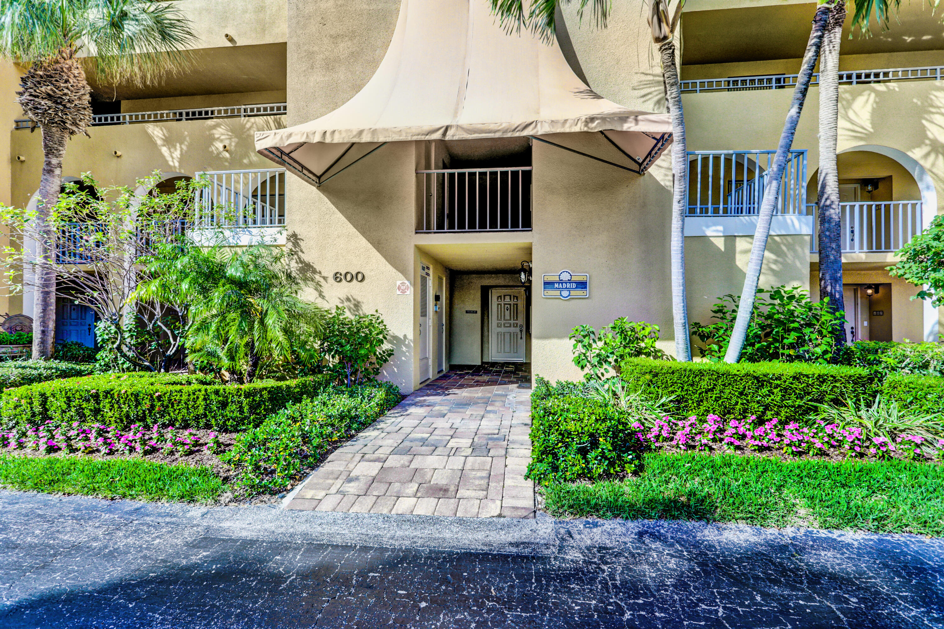 600 Uno Lago Drive 105