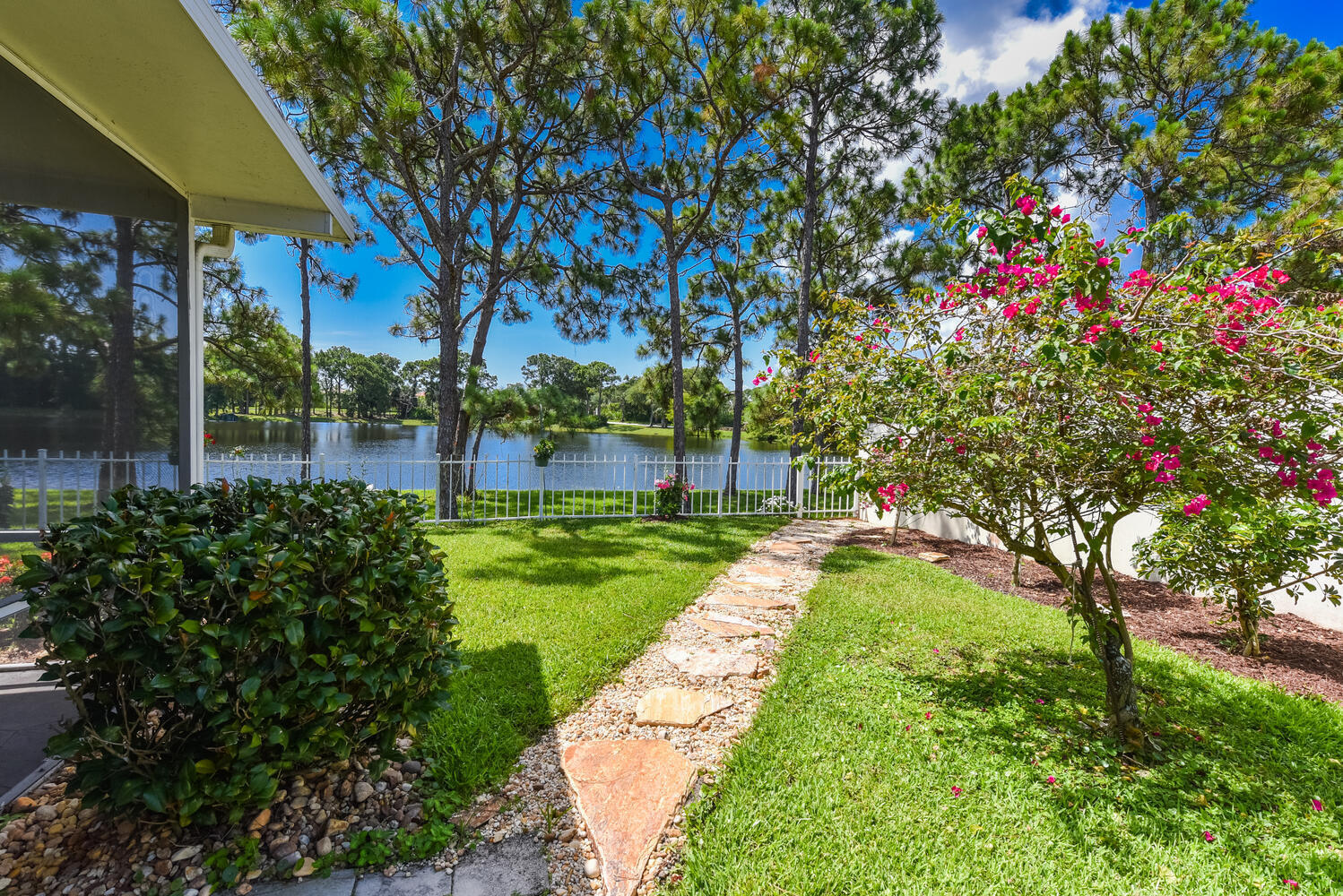 7447 SE Fiddlewood Lane