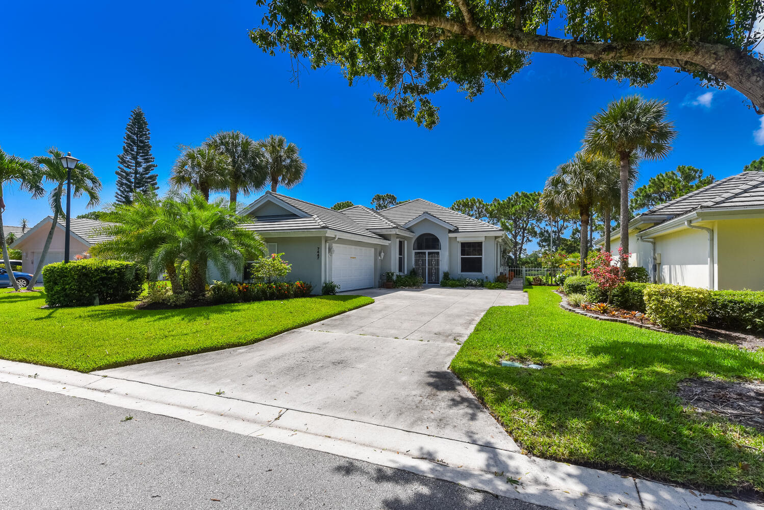 7447 SE Fiddlewood Lane