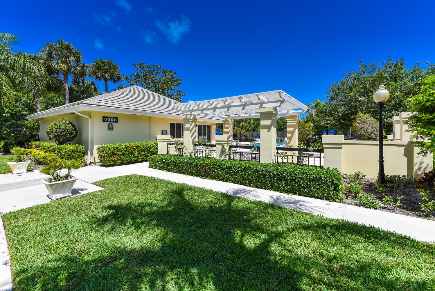 7447 SE Fiddlewood Lane